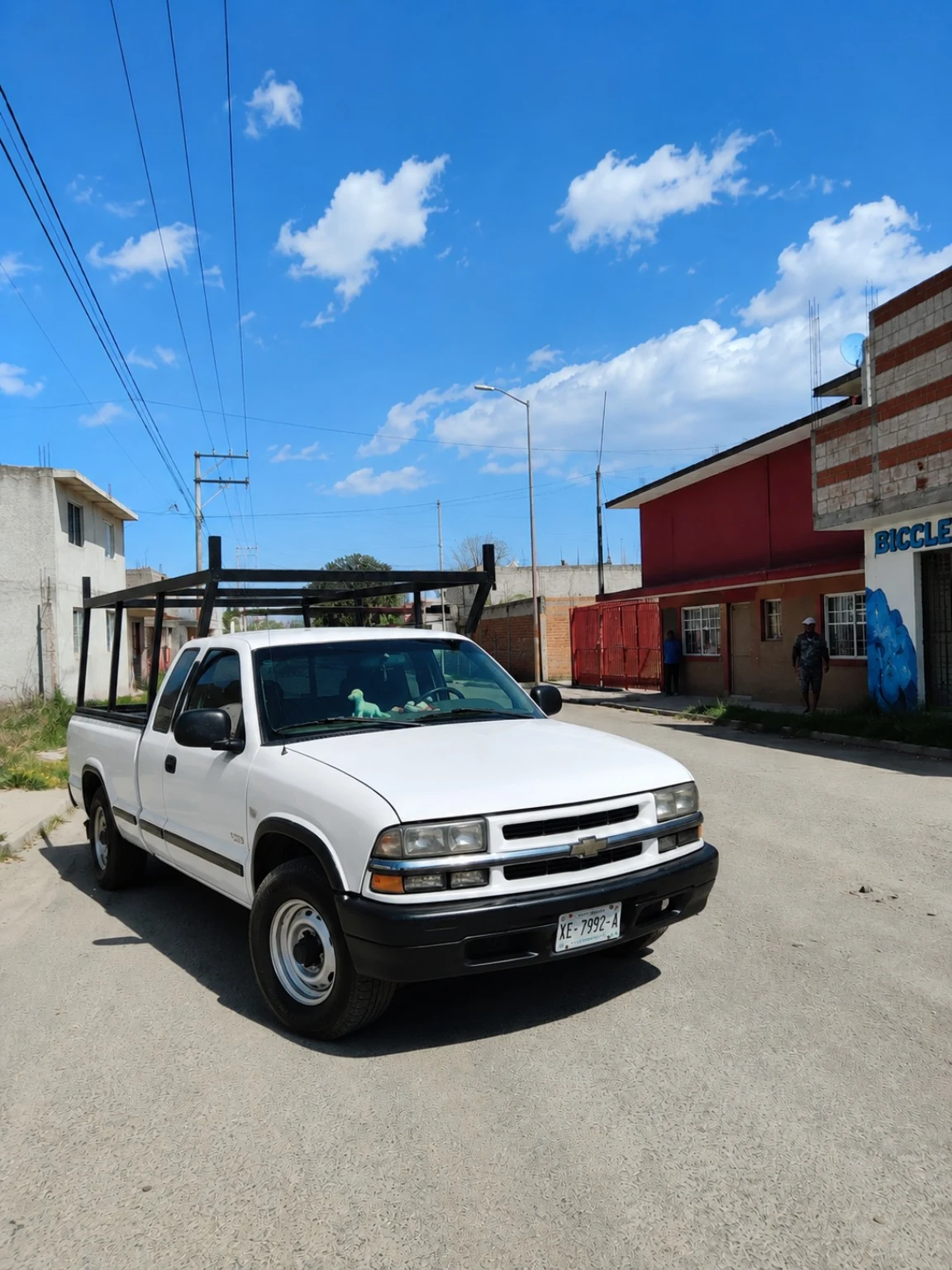 Pickup blanca con estructura